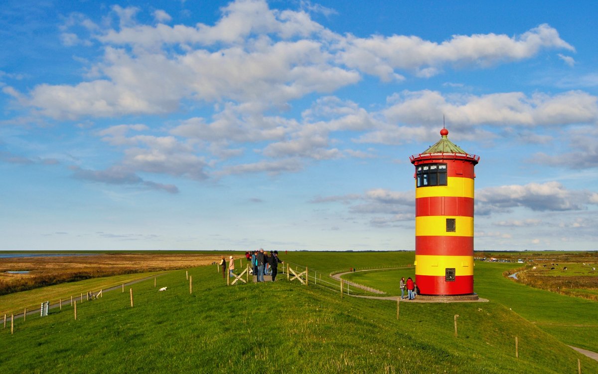 Das Wahrzeichen Ostfrieslands: Der Pilsumer Leuchtturm im Nationalpark Niedersächsisches Wattenmeer