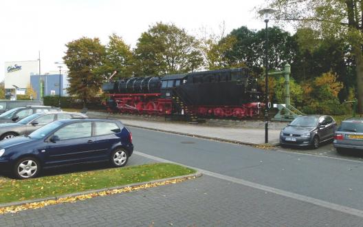 Dampflok 043 903-4 auf dem Bahnhofsvorplatz in Emden