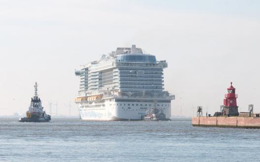 Die AIDA in Emden auf dem Weg ins Meer