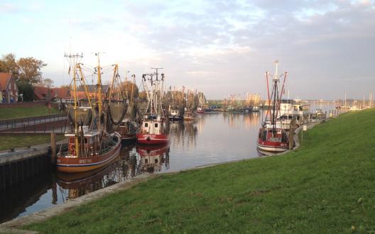 Sonnenuntergang am Hafen in Greetsiel