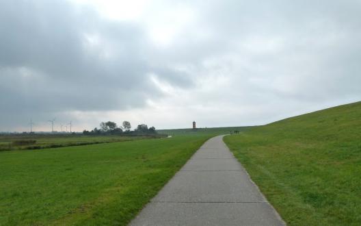 Wandern auf dem Deich von Greetsiel zu Ottos Leuchtturm