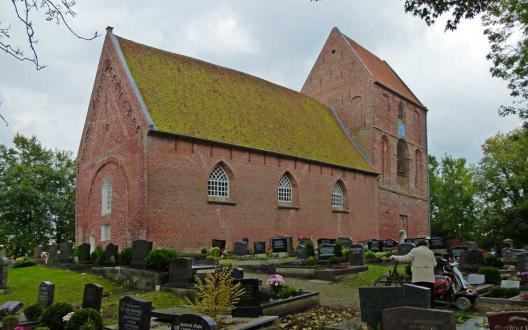 Kirche in Suurhusen und Friedhof