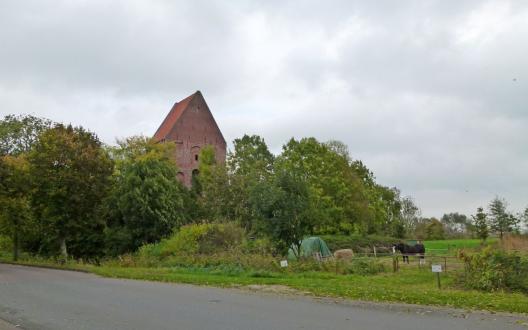 Ländliche Idylle: Pferde vor dem berühmten Kirchturm in Suurhusen