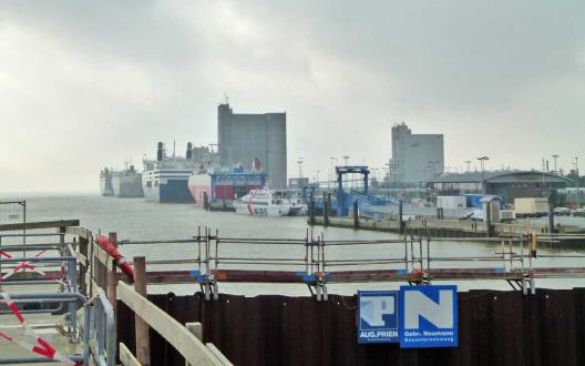 Große Autoverladeschiffe in Emden Außenhafen, hier von der Nesserlander Schleuse gesehen, die 2016 noch Baustelle war