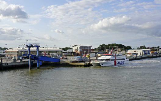 Emden Außenhafen: Bahnhof, Fähranleger nach Borkum und Katamaran, MS Nordlicht