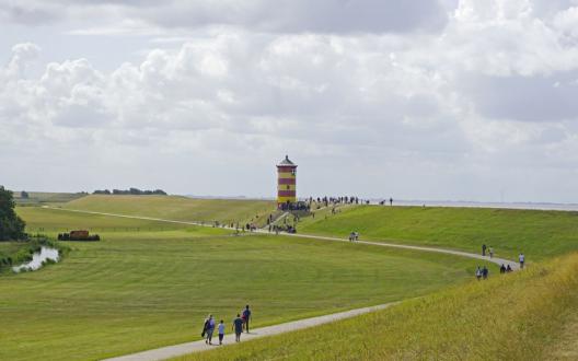 Viele Menschen unterwegs zum Pilsumer Leuchtturm an einem der wenigen Besichtigungstermine im Jahr